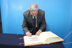 Nowy doktor honorowy Uniwersytetu Śląskiego wpisał się do księgi
pamiątkowej
