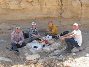 Członkowie zespołu podczas przerwy od prac prowadzonych na
pustyni Negew w 2022 roku