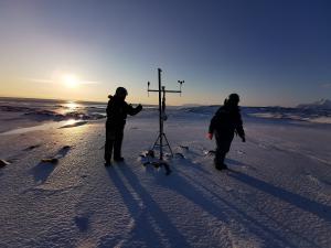 Instalacja podstawowej stacji meteorologicznej na morenie lodowca
Werenskiold