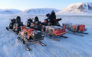 Transport aparatury badawczej w czasie wiosennej wyprawy Uniwersytetu Śląskiego na Svalbard